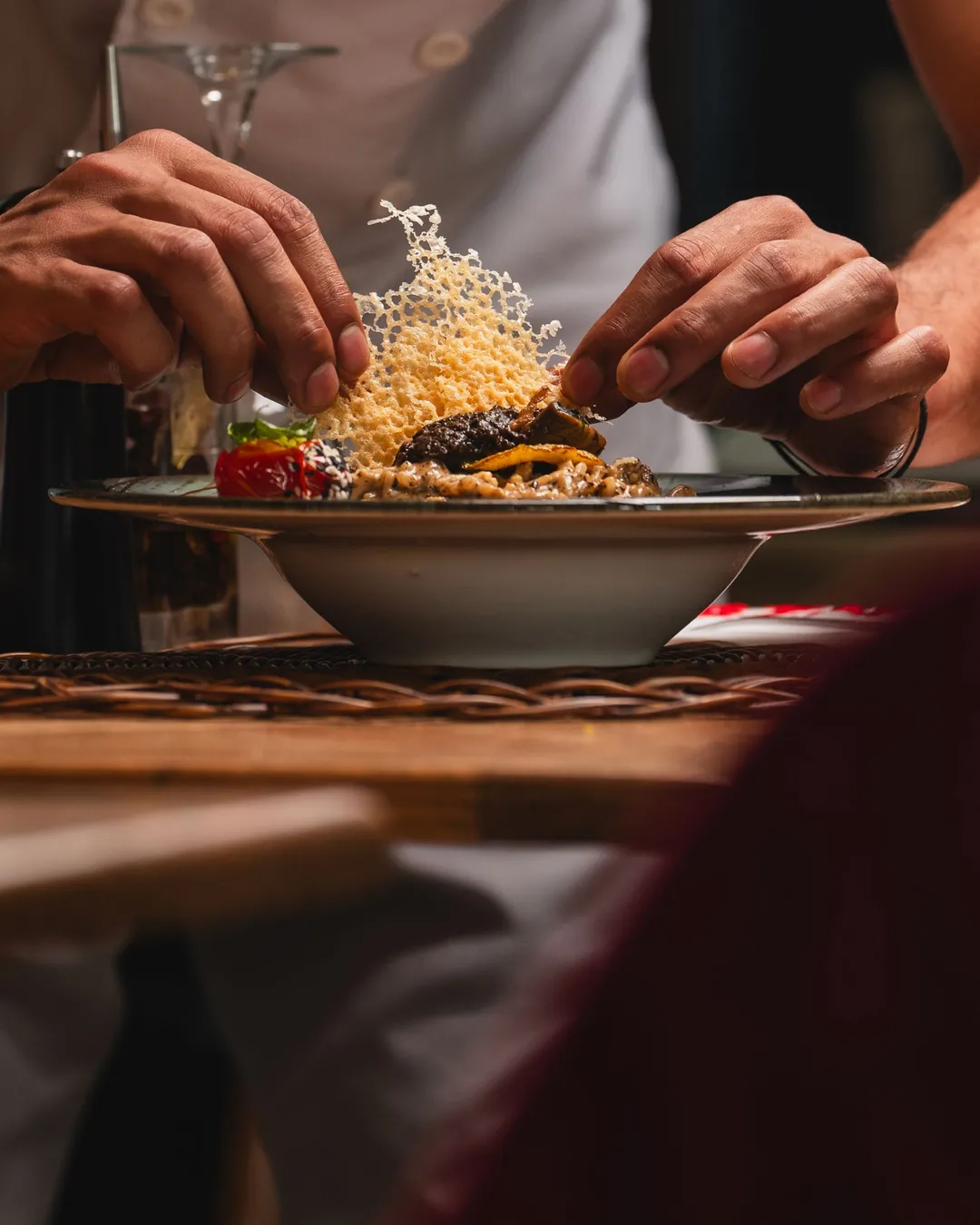 Un chef dresse une assiette, photo prise au téléphone (photo d'illustration)