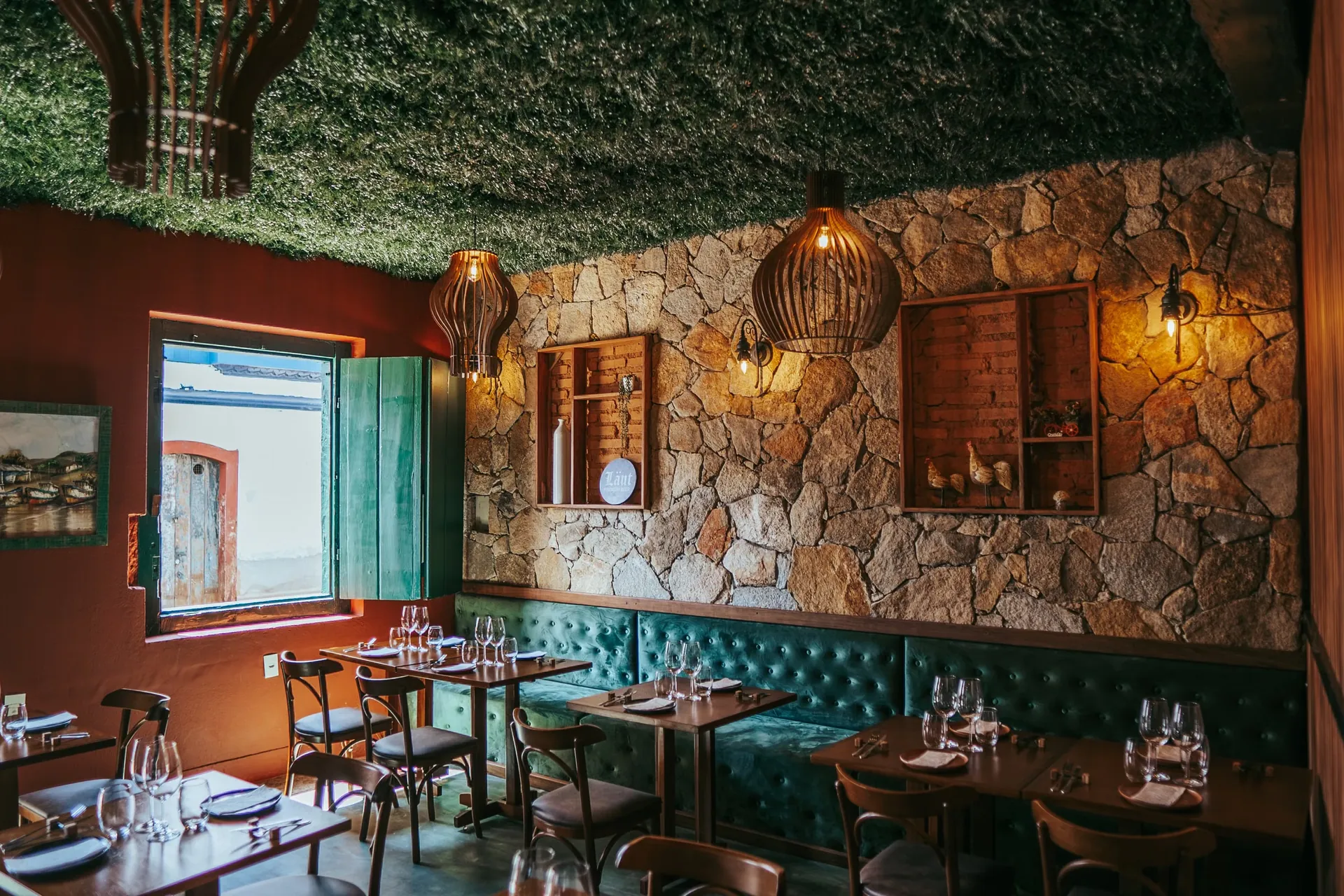 Een bistrozaal met stenen muren (illustratiefoto)
