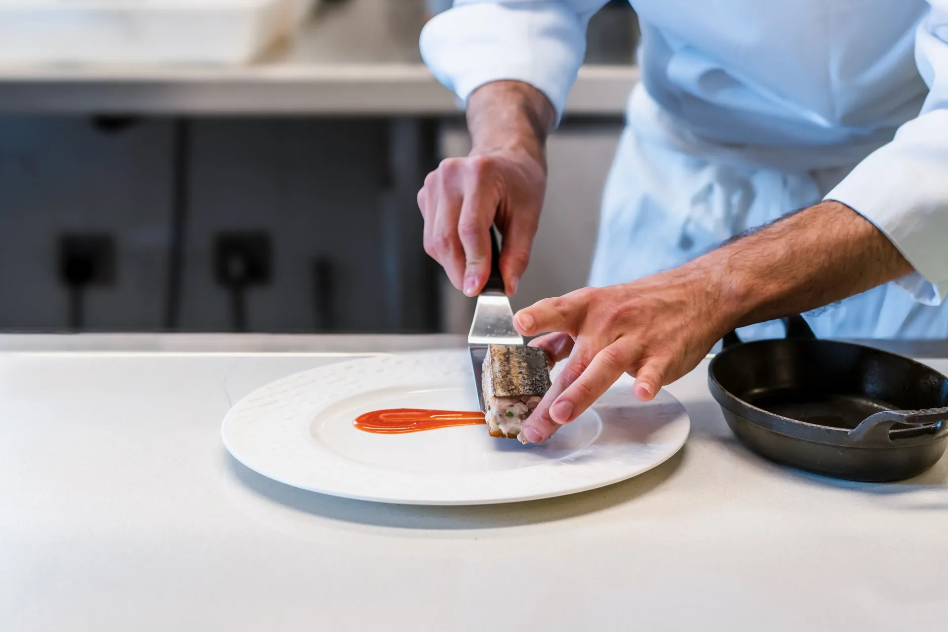 Een chef dresseert een bord in de keuken (illustratiefoto)